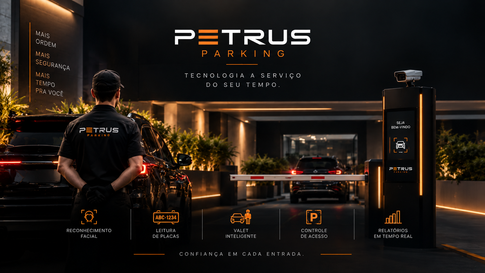 Manobrista Petrus Parking acompanhando a entrada de um veículo em um pátio com cancela, câmera e totem de reconhecimento
